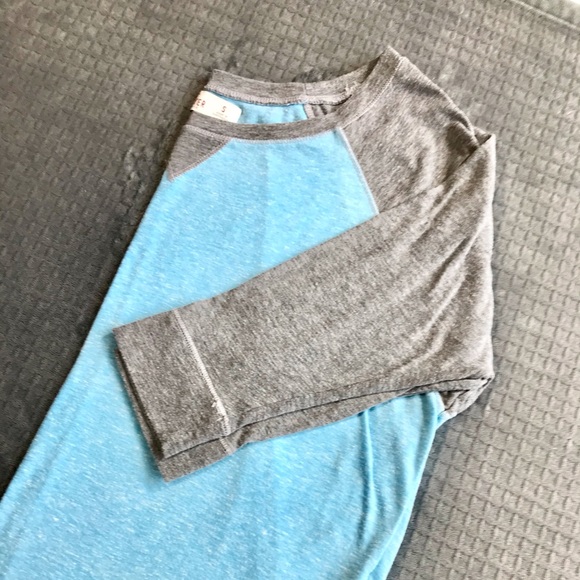 Hollister 3/4 sleeve shirt - Picture 2 of 3